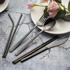 House Of Husk Reisbestek - Reis Bestekset - Chopsticks - Metalen Rietjes Met Borstel - Lepel - Vaatwasserbestendig - RVS - 7 Delig - Zwart -Outdoor Camping Winkel 1200x1200 1186