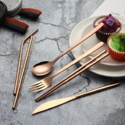 House Of Husk Reisbestek - Reis Bestekset - Chopsticks - Metalen Rietjes Met Borstel - Lepel - Vaatwasserbestendig - RVS - 7 Delig - Rose Goud -Outdoor Camping Winkel 1200x1200 1214