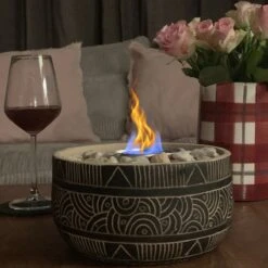 Merkloos Uren Gezelligheid Op Tafel | Licht Kachel | Tafelhaard | Duurzaam Geproduceerd | Verwarming | Modieuze Kachel | Tafelhaard Binnen En Buiten | Bloempot Kachel Met Steentjes | Tafelvuur Voor Binnen En Buiten | Brandgel Haard Met Natuurstenen -Outdoor Camping Winkel 1200x1200 1369