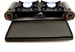 T&S - Draagbaar Dubbel Gasvuur Met Grillplaat En Transportkist - Camping Kooktoestel - Kookstel - Bakplaat - Gasfornuis - 2 Pits - Elektrische Ontsteking - Kookvuur - Kampeer Vuur -Outdoor Camping Winkel 1200x830 2