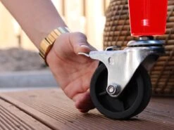 AXI Retro Cooler Rood - Koeler Met Wielen - 76L Inhoud - Koelbox Met Aftapkraan -Outdoor Camping Winkel 1200x900 1