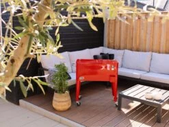 AXI Retro Cooler Rood - Koeler Met Wielen - 76L Inhoud - Koelbox Met Aftapkraan -Outdoor Camping Winkel 1200x900 4
