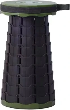 Kampeerkruk - Uitschuifbare Kruk - Military / Groen - Tot 120 Kg - Travel Stool - INCLUSIEF OPBERGZAK - Opvouwbare Campingkruk - Inklapbaar Krukje - Telescopische Kruk - Camping - Outdoor -Outdoor Camping Winkel 770x1200